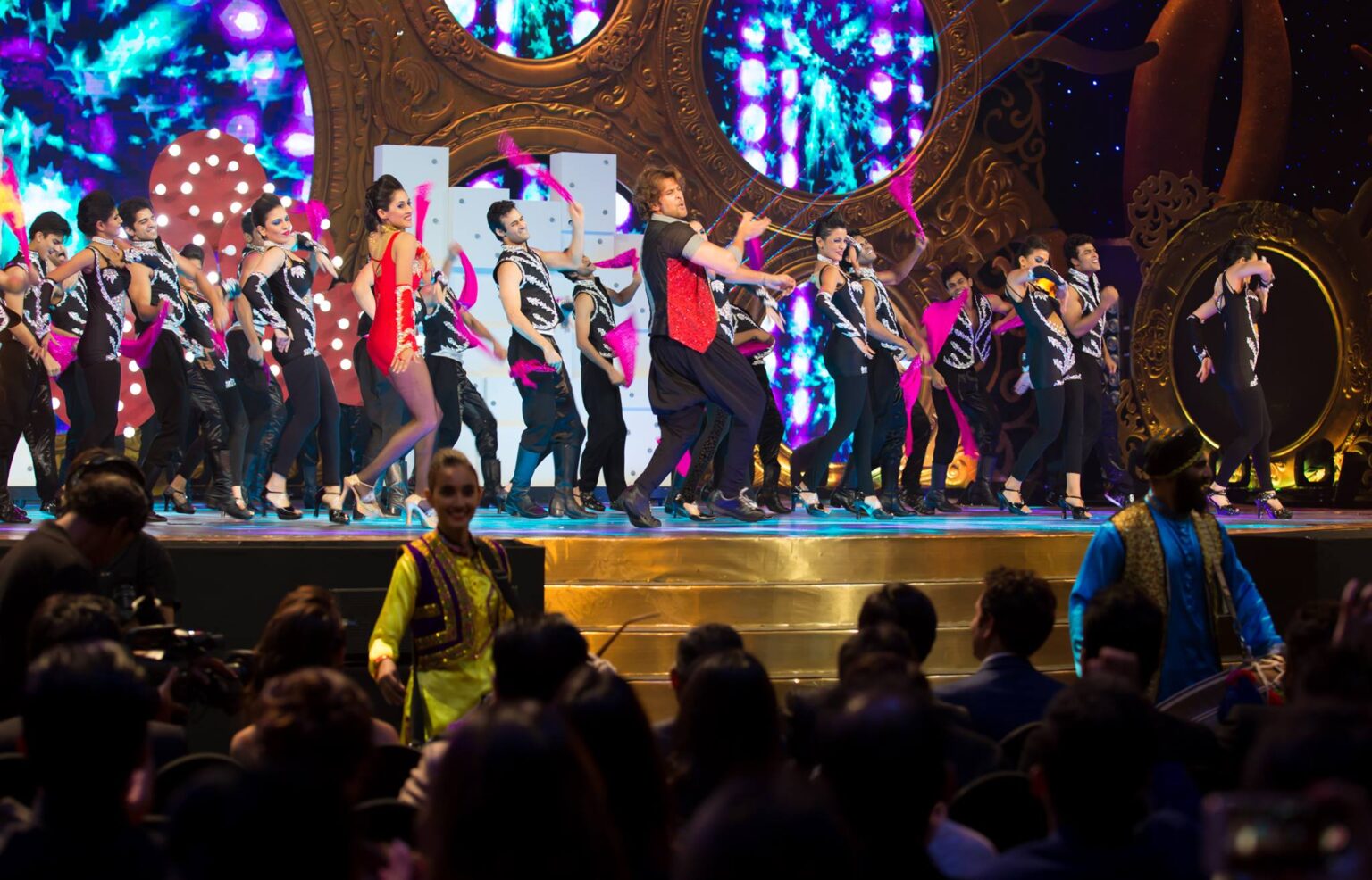 Hrithik Roshan performs with the Dholiz Malaysia at IIFA 2015