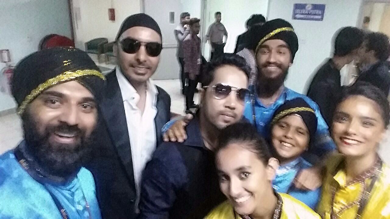 Sukhbir and Mika Singh with The Dholiz Malaysia